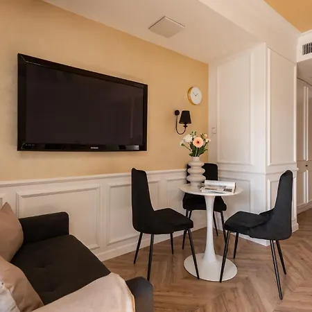 Flatbook - Center Deo Plaza Apartment